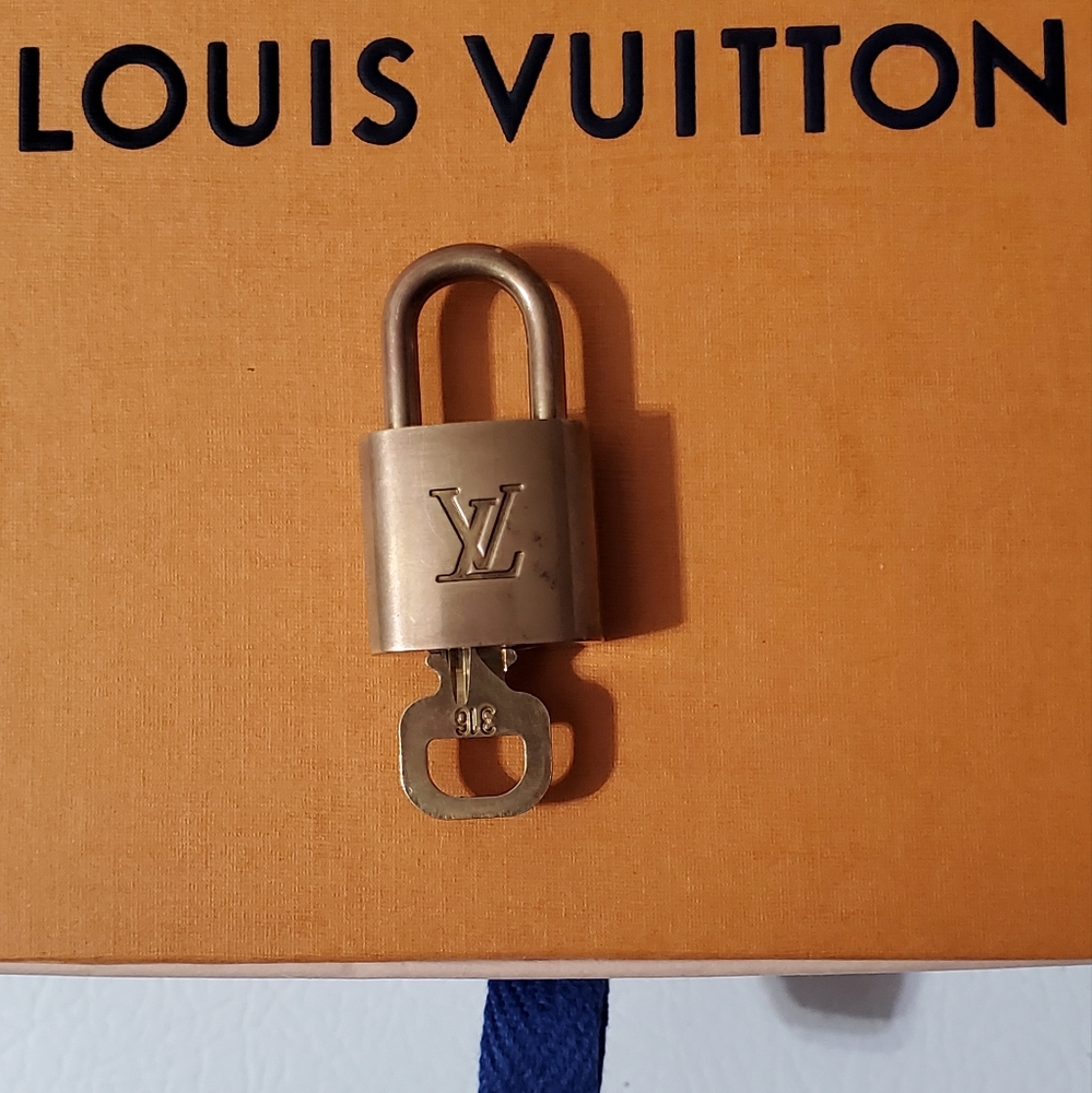 Auth Louis Vuitton Lock & Key Set